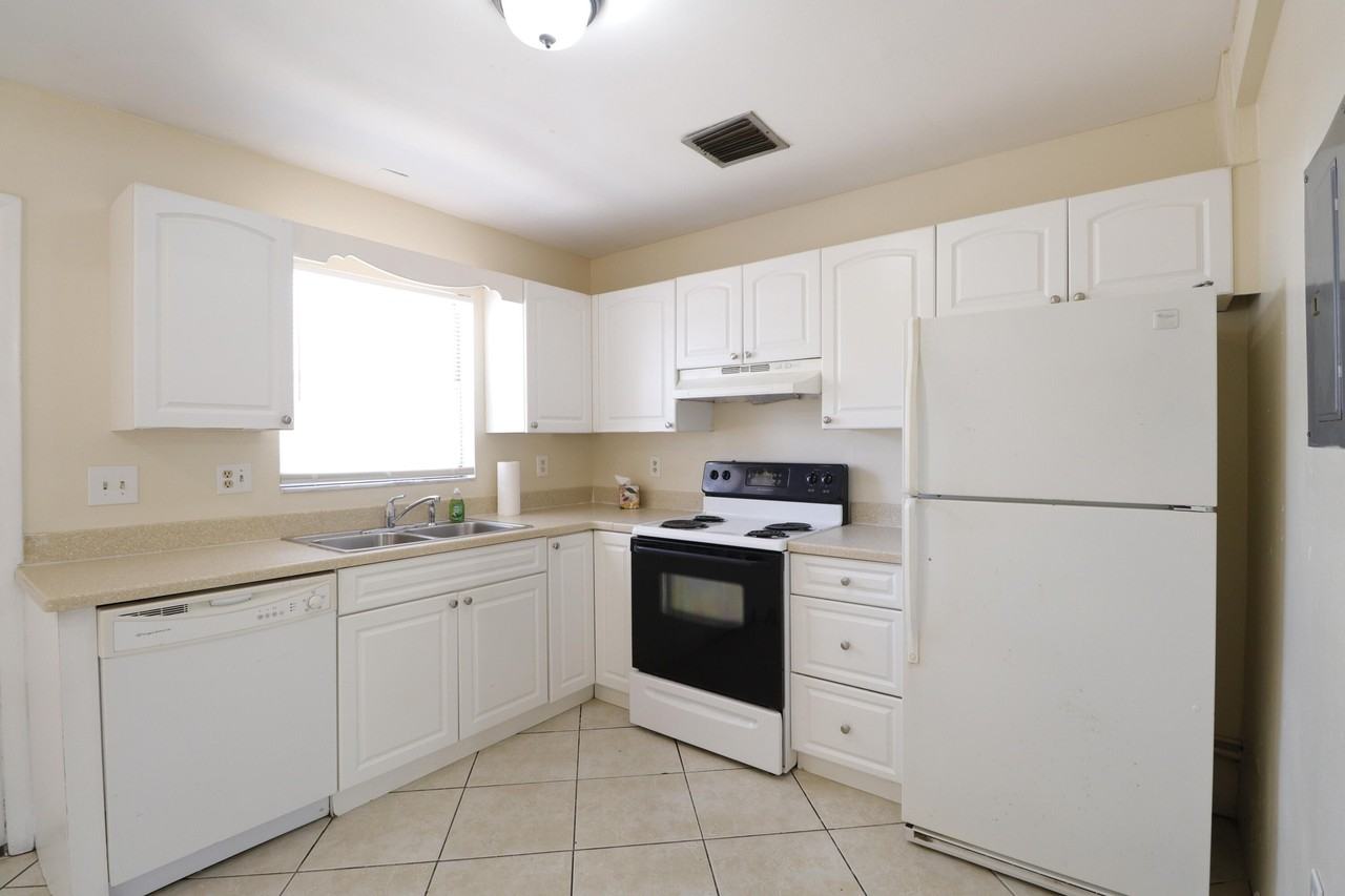 2016 S 10th St Apt A - Photo 4 of 13