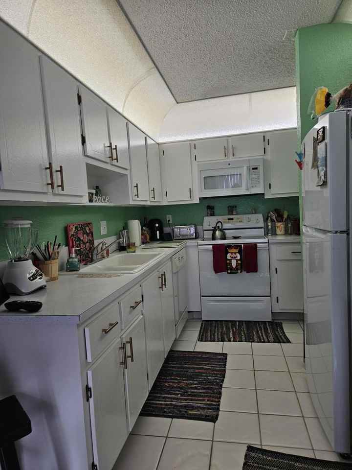 1845 Nw 18th St Apt 202 - Photo 3 of 17