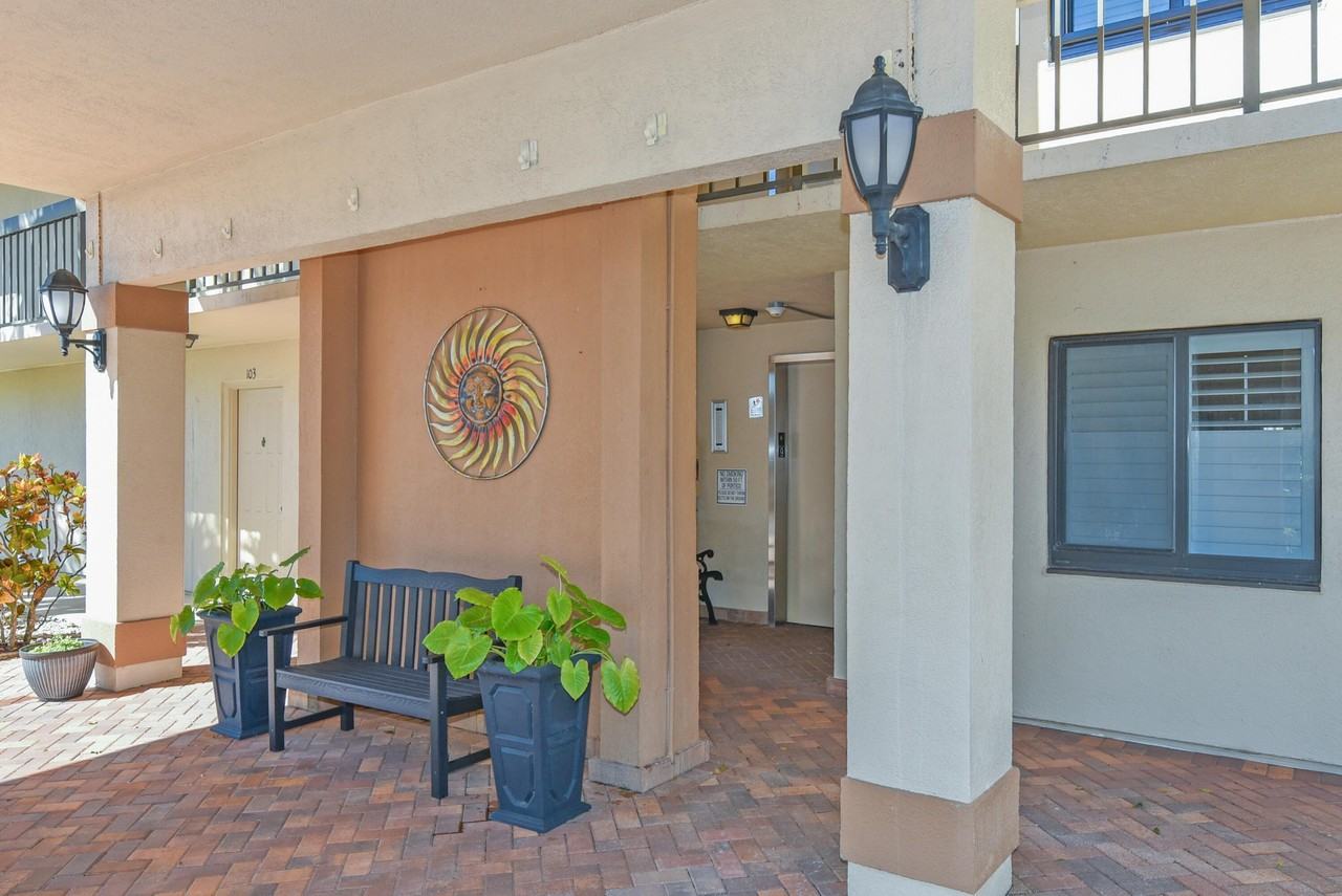 901 Seafarer Cir Apt 302 - Photo 3 of 40