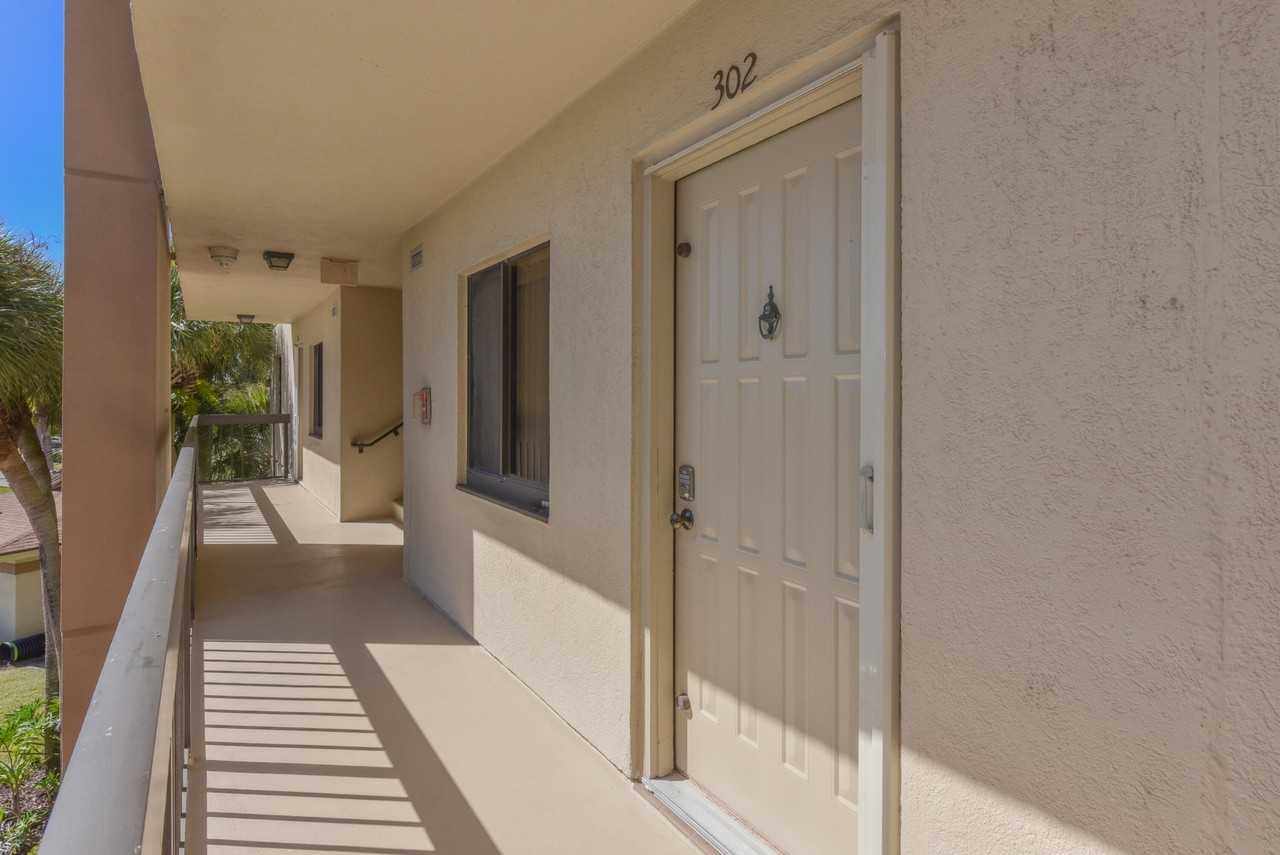 901 Seafarer Cir Apt 302 - Photo 4 of 40