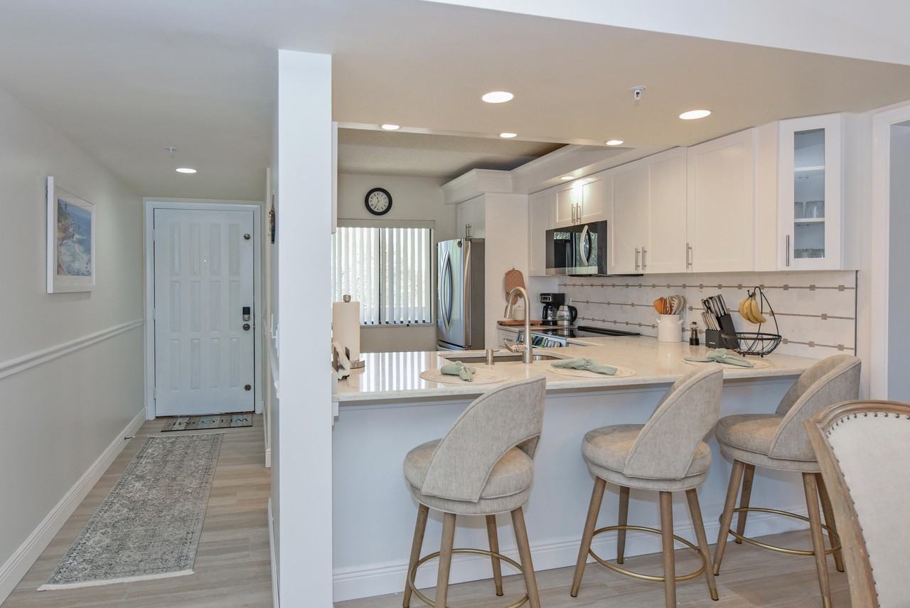 901 Seafarer Cir Apt 302 - Photo 6 of 40