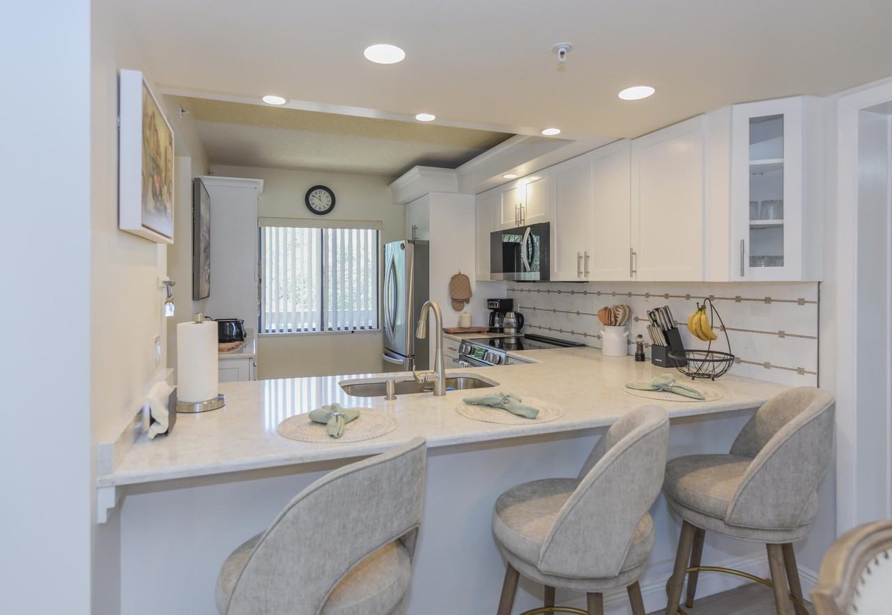 901 Seafarer Cir Apt 302 - Photo 7 of 40