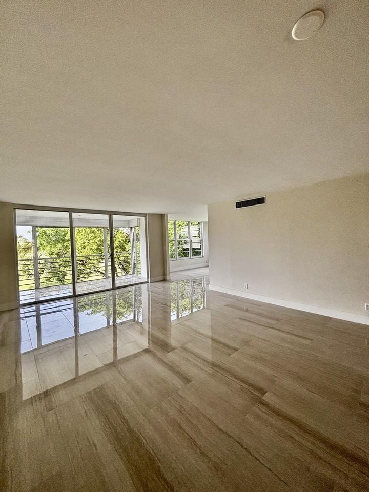 3960 Oaks Clubhouse Dr Apt 401 - Photo 2 of 15