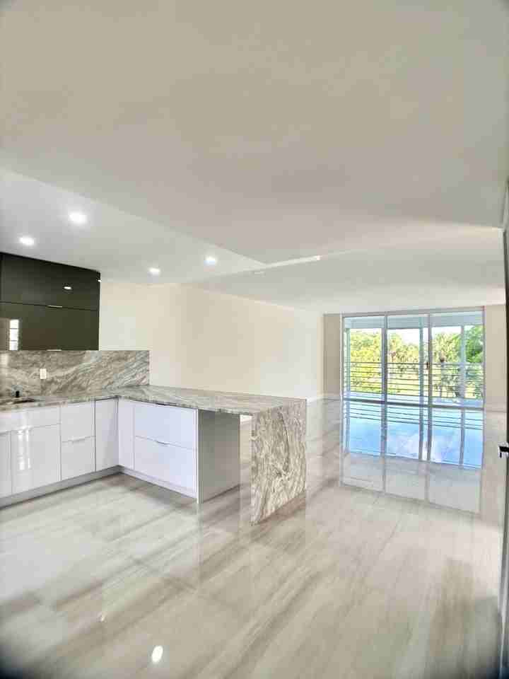 3960 Oaks Clubhouse Dr Apt 401 - Photo 3 of 15