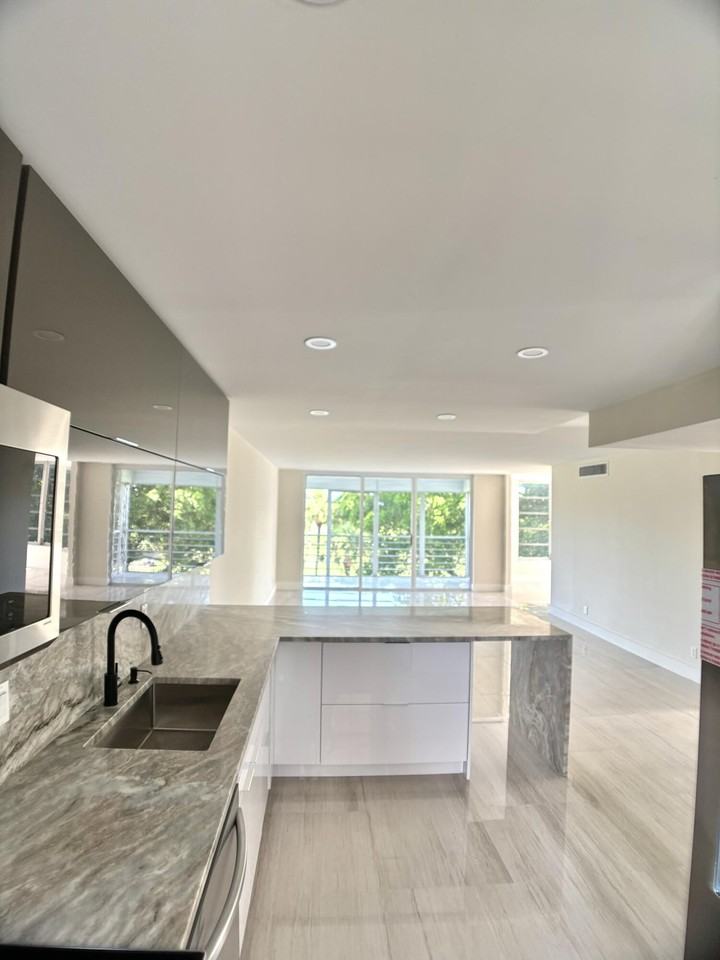 3960 Oaks Clubhouse Dr Apt 401 - Photo 4 of 15