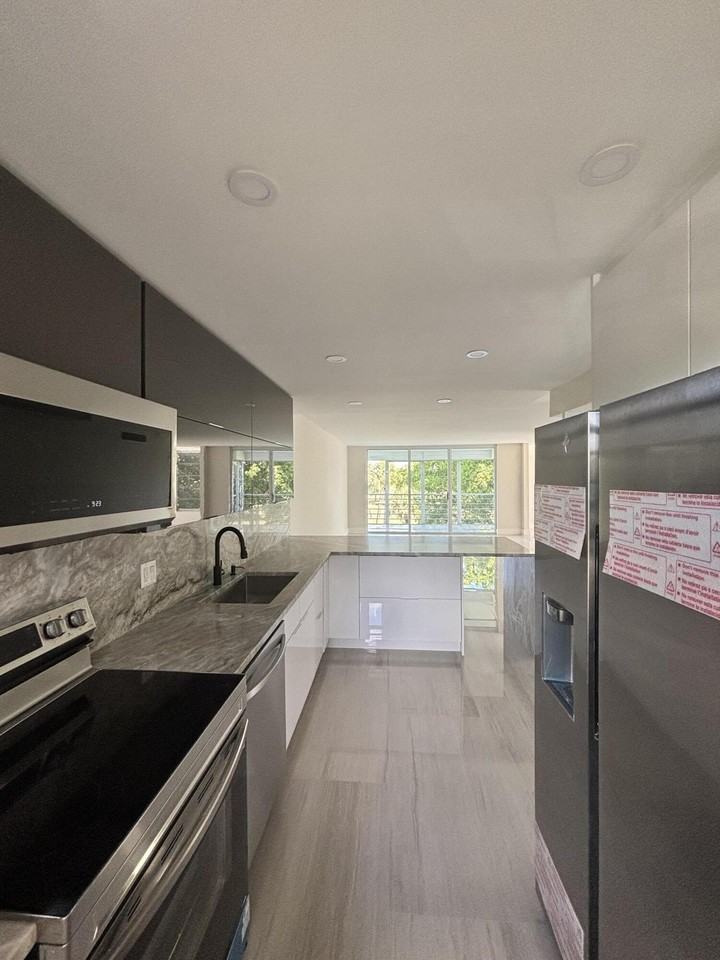 3960 Oaks Clubhouse Dr Apt 401 - Photo 5 of 15