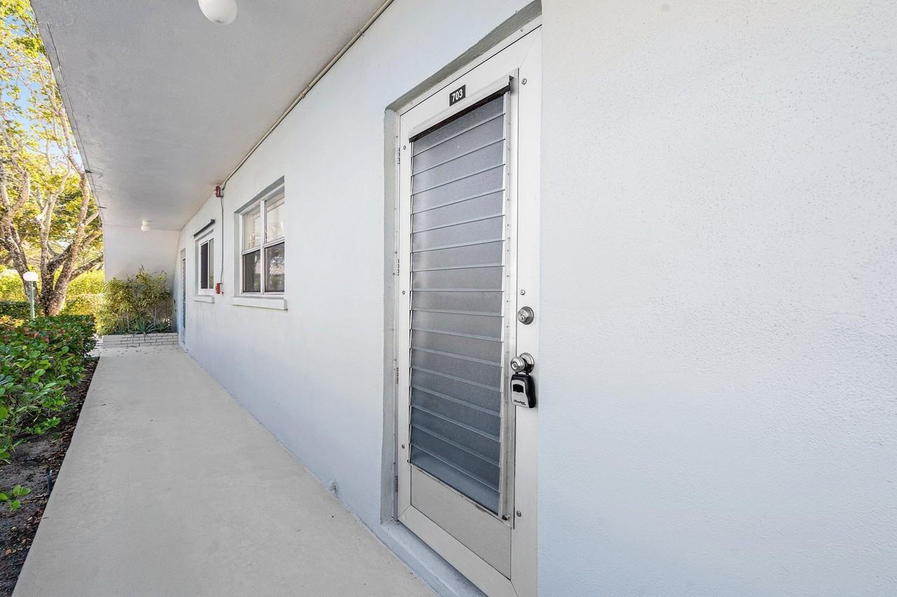 2440 Sw 22nd Ave - Photo 4 of 35