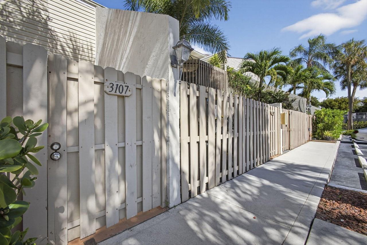 612 Executive Center Dr Unit 3107 - Photo 3 of 20