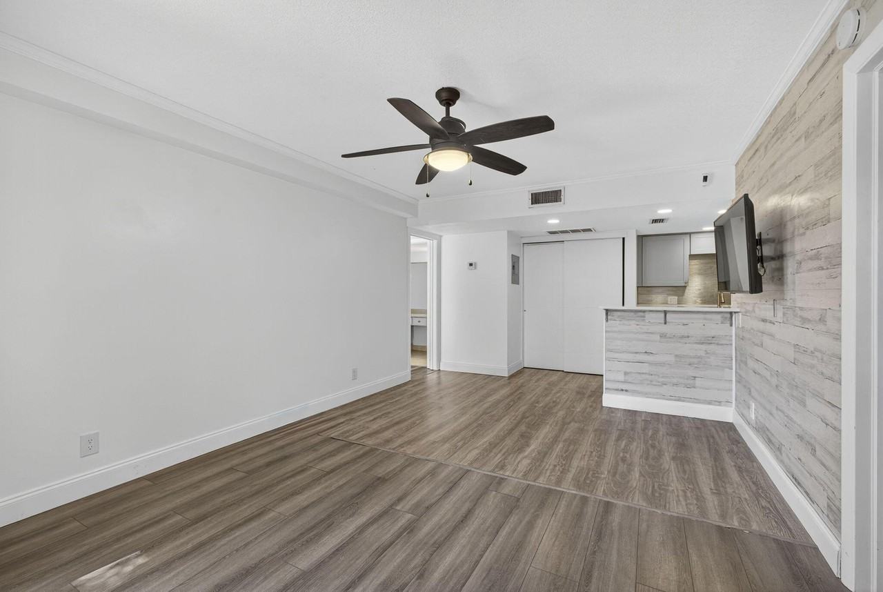 612 Executive Center Dr Unit 3107 - Photo 4 of 20