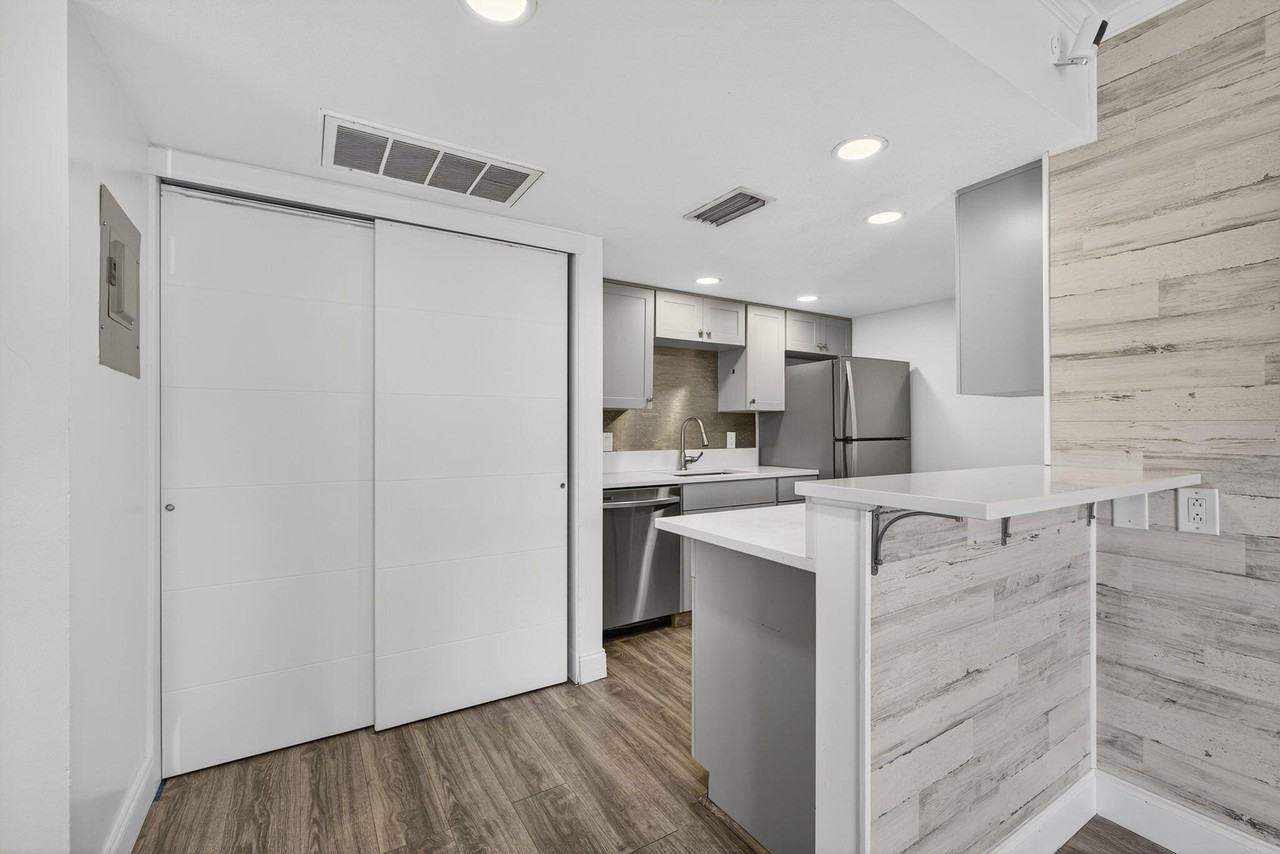 612 Executive Center Dr Unit 3107 - Photo 7 of 20