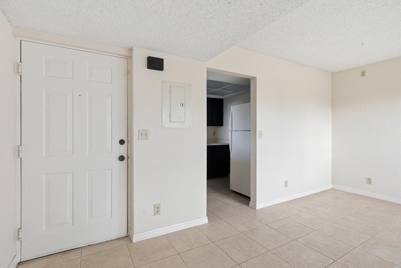 1502 Se Royal Green Cir Unit 201 - Photo 4 of 16