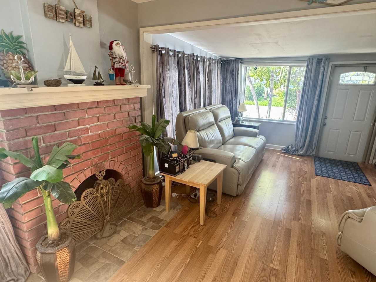 1322 N M St - Photo 2 of 11