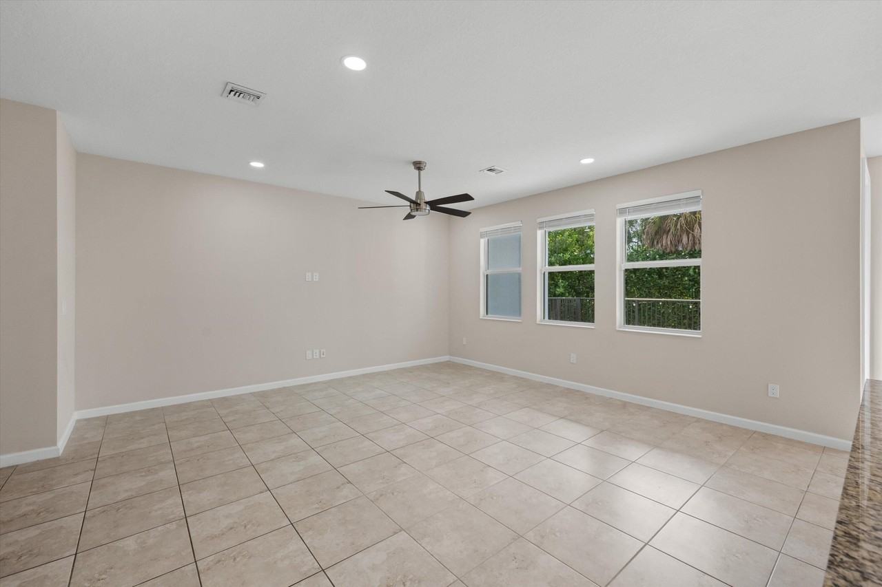 16280 Oakview Dr - Photo 4 of 27
