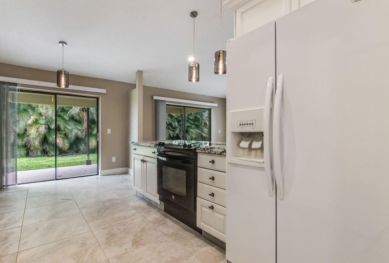 2713 Yarmouth Dr - Photo 4 of 17