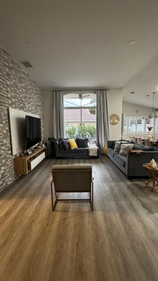 672 Nw 45th Ave - Photo 5 of 24