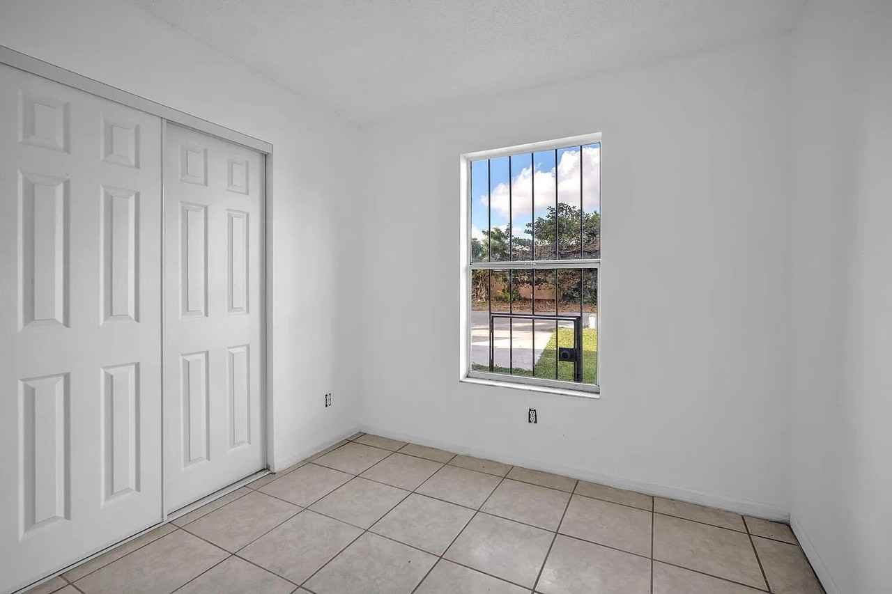 719 Sw 10th St - Photo 5 of 11