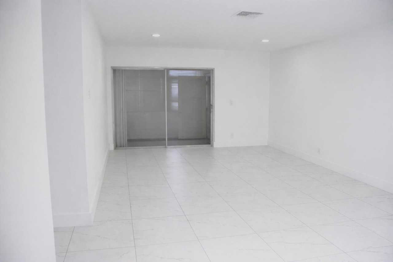 2531 Barkley Dr W Apt D - Photo 3 of 31