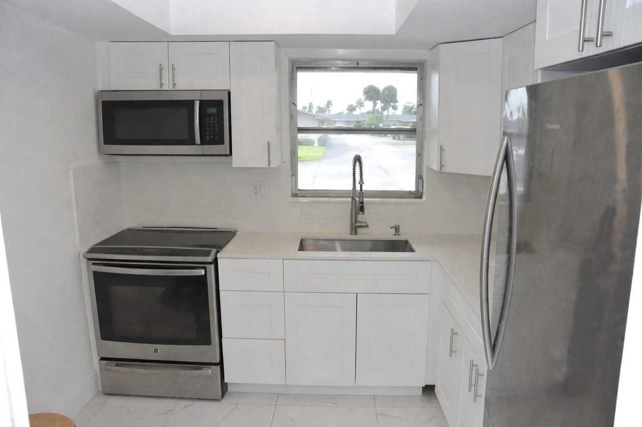 2531 Barkley Dr W Apt D - Photo 4 of 31