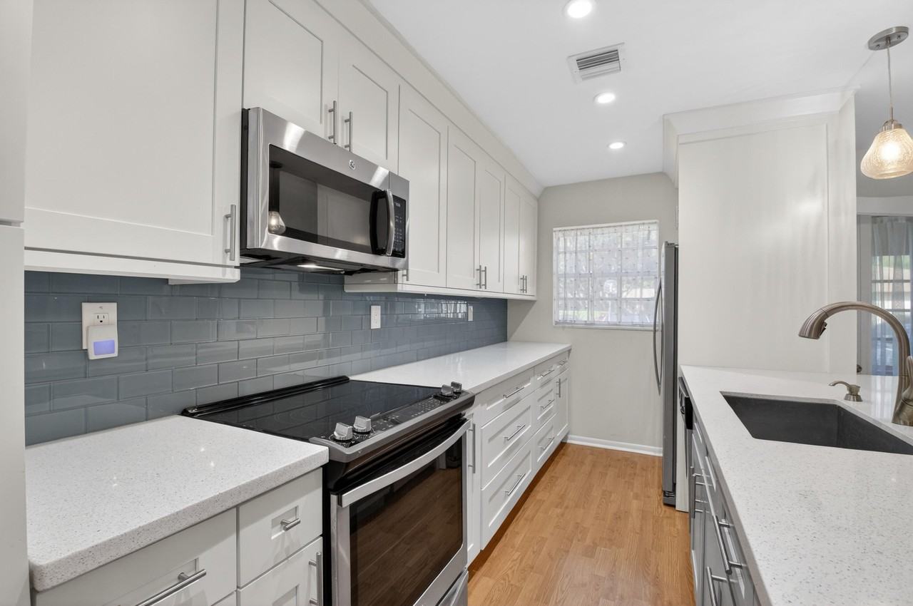 5230 Nesting Way Apt B - Photo 3 of 40