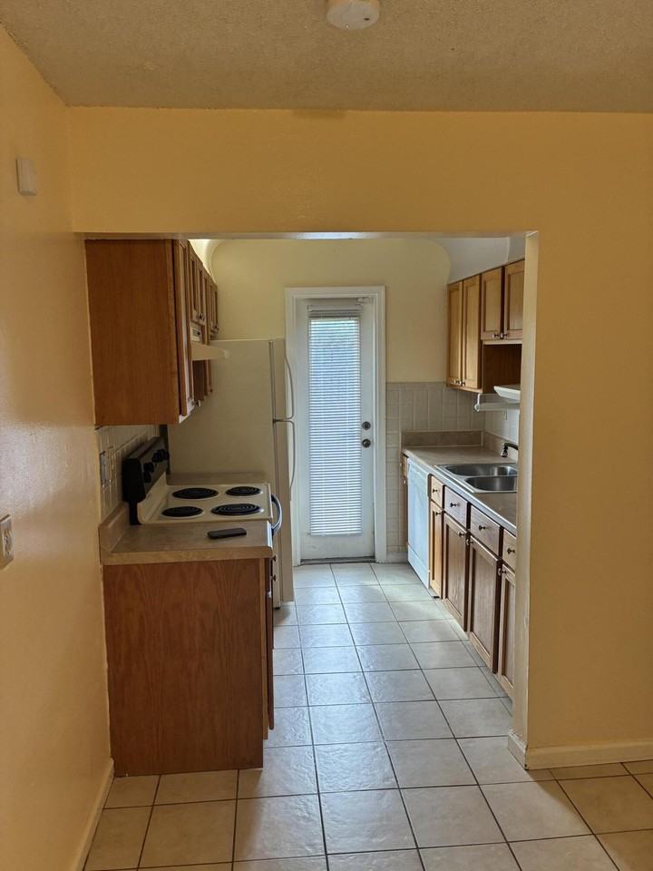 233 Pine Ter Apt A - Photo 6 of 24