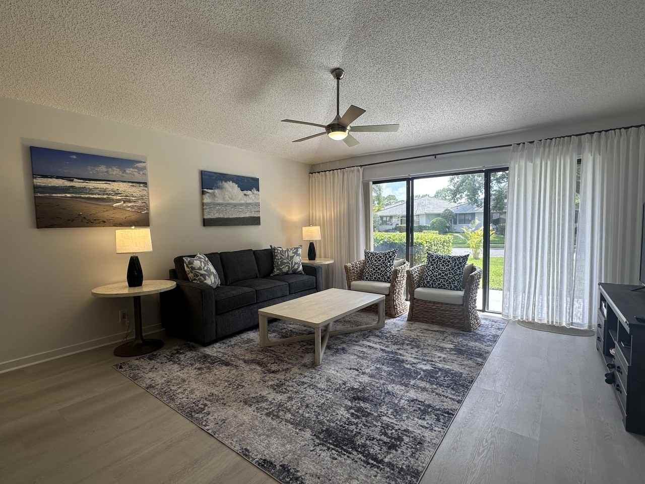 402 Club Dr - Photo 2 of 11