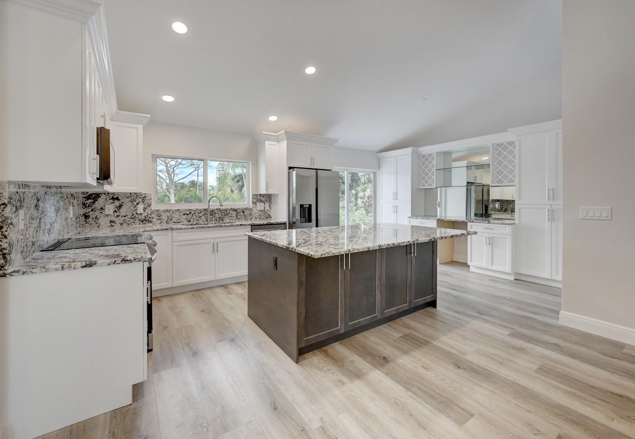 9320 Sun Pointe Dr - Photo 2 of 36