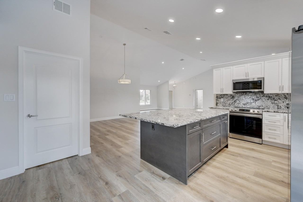 9320 Sun Pointe Dr - Photo 3 of 36