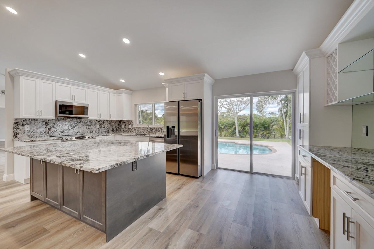 9320 Sun Pointe Dr - Photo 4 of 36