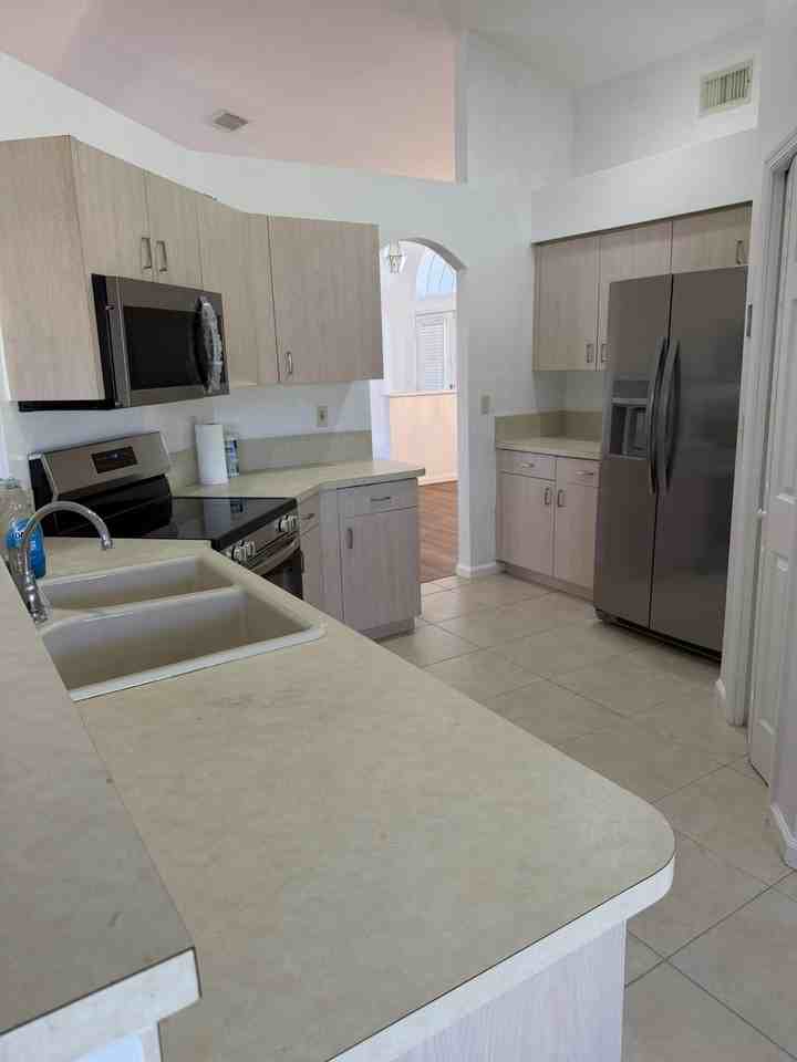137 Sw Meade Cir - Photo 2 of 32