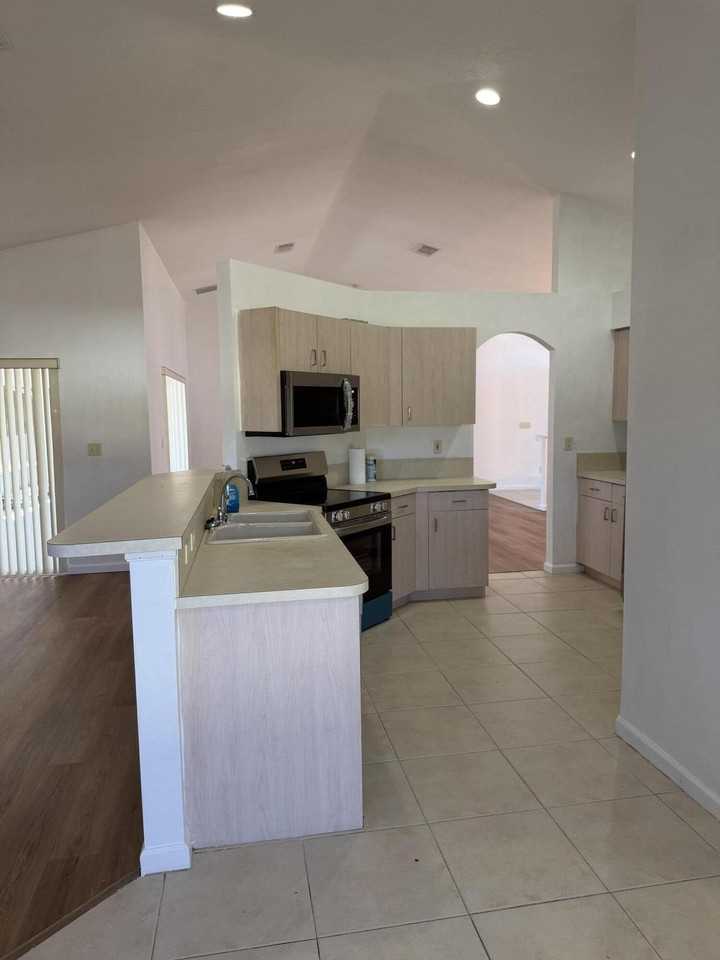 137 Sw Meade Cir - Photo 4 of 32
