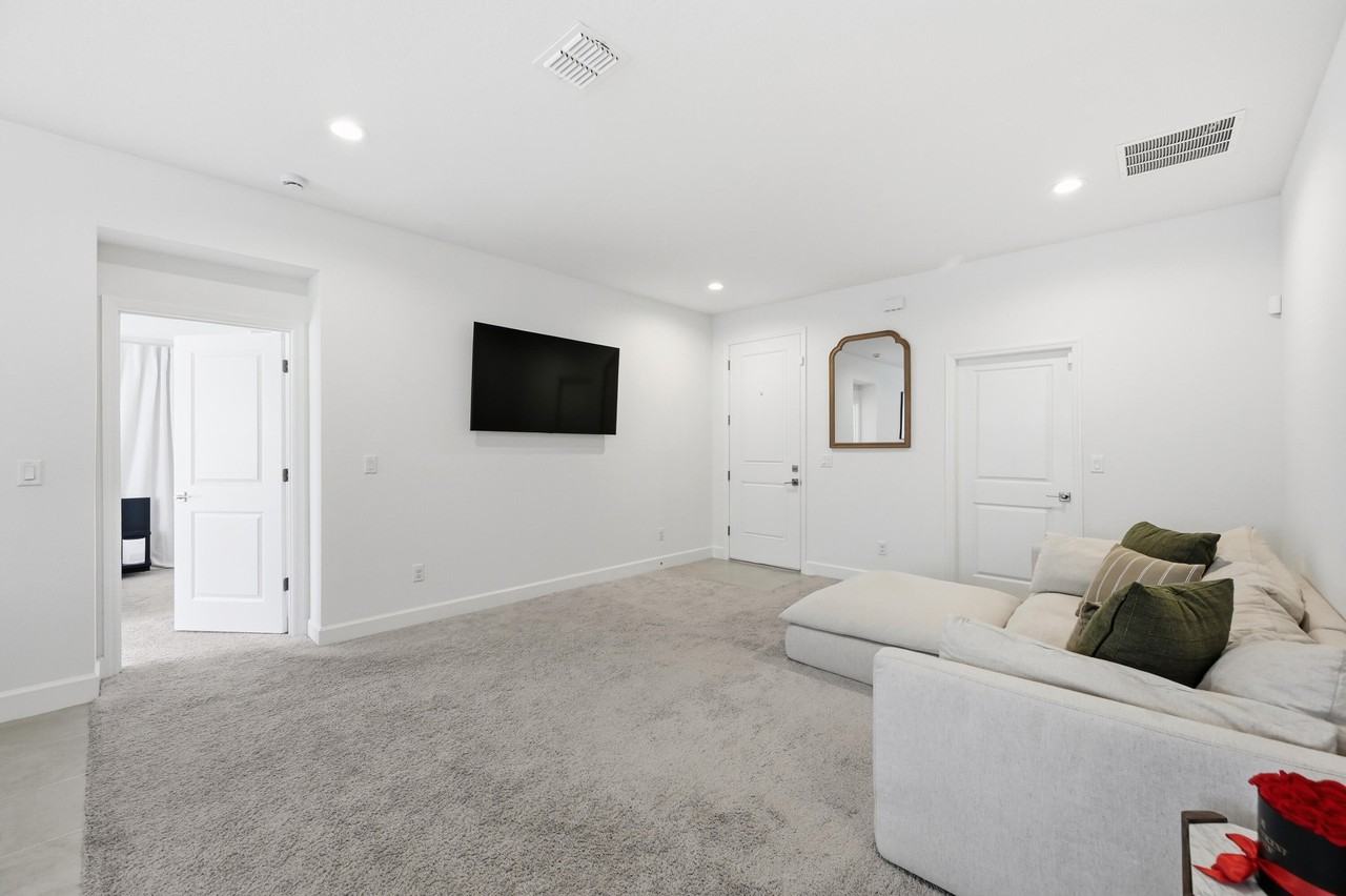 8452 Dorsey St - Photo 4 of 27