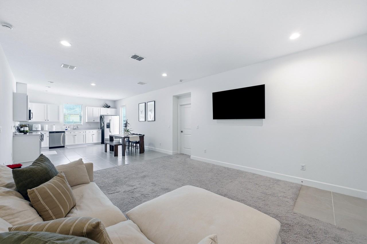 8452 Dorsey St - Photo 5 of 27