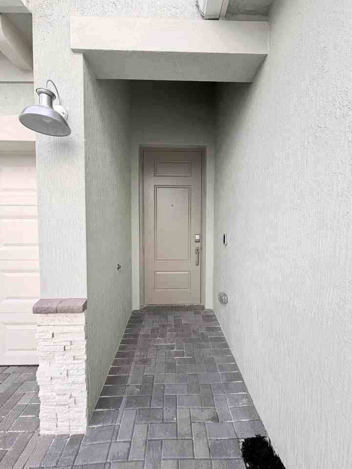 5610 Divine Dr - Photo 2 of 31