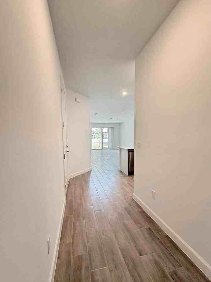 5610 Divine Dr - Photo 4 of 31