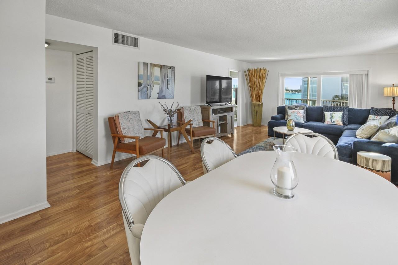 2936 Lake Shore Dr Apt 310 - Photo 3 of 21