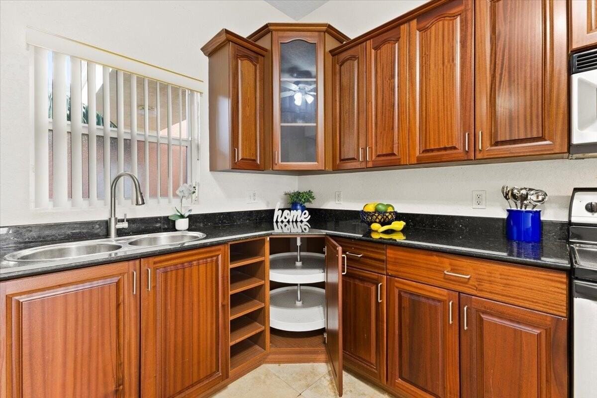 1620 Presidential Way Apt 504 - Photo 4 of 34