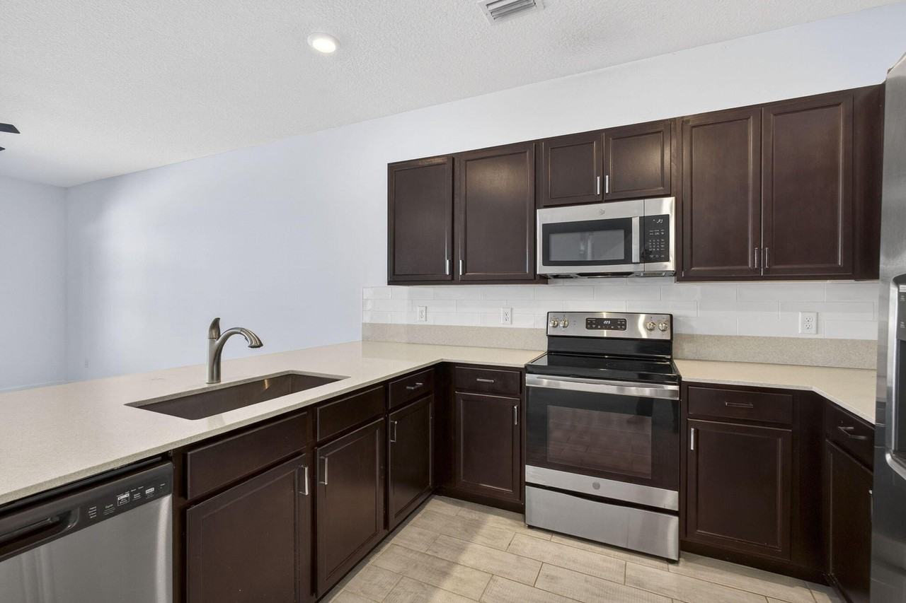 4408 Hemlock Dr - Photo 5 of 41