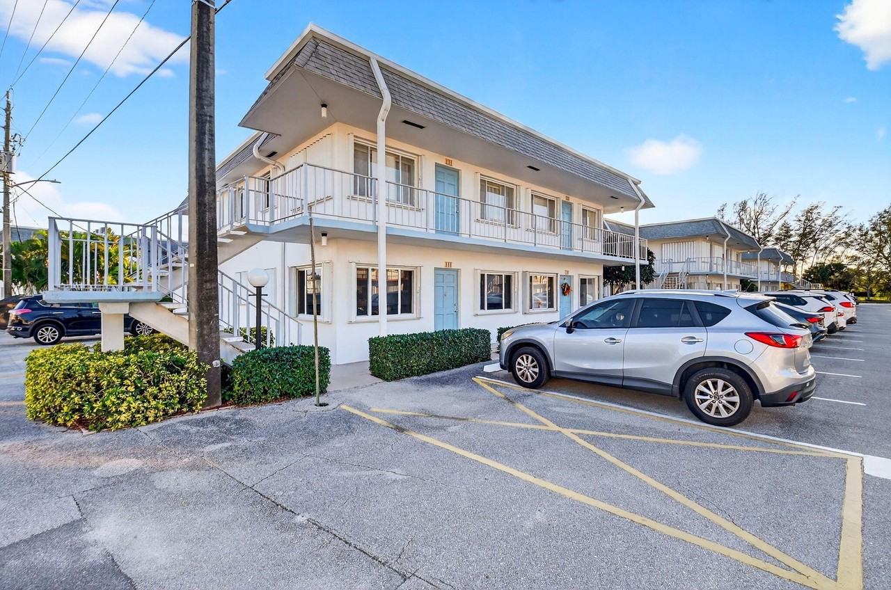 2880 Lake Osborne Dr Apt 210 - Photo 4 of 27