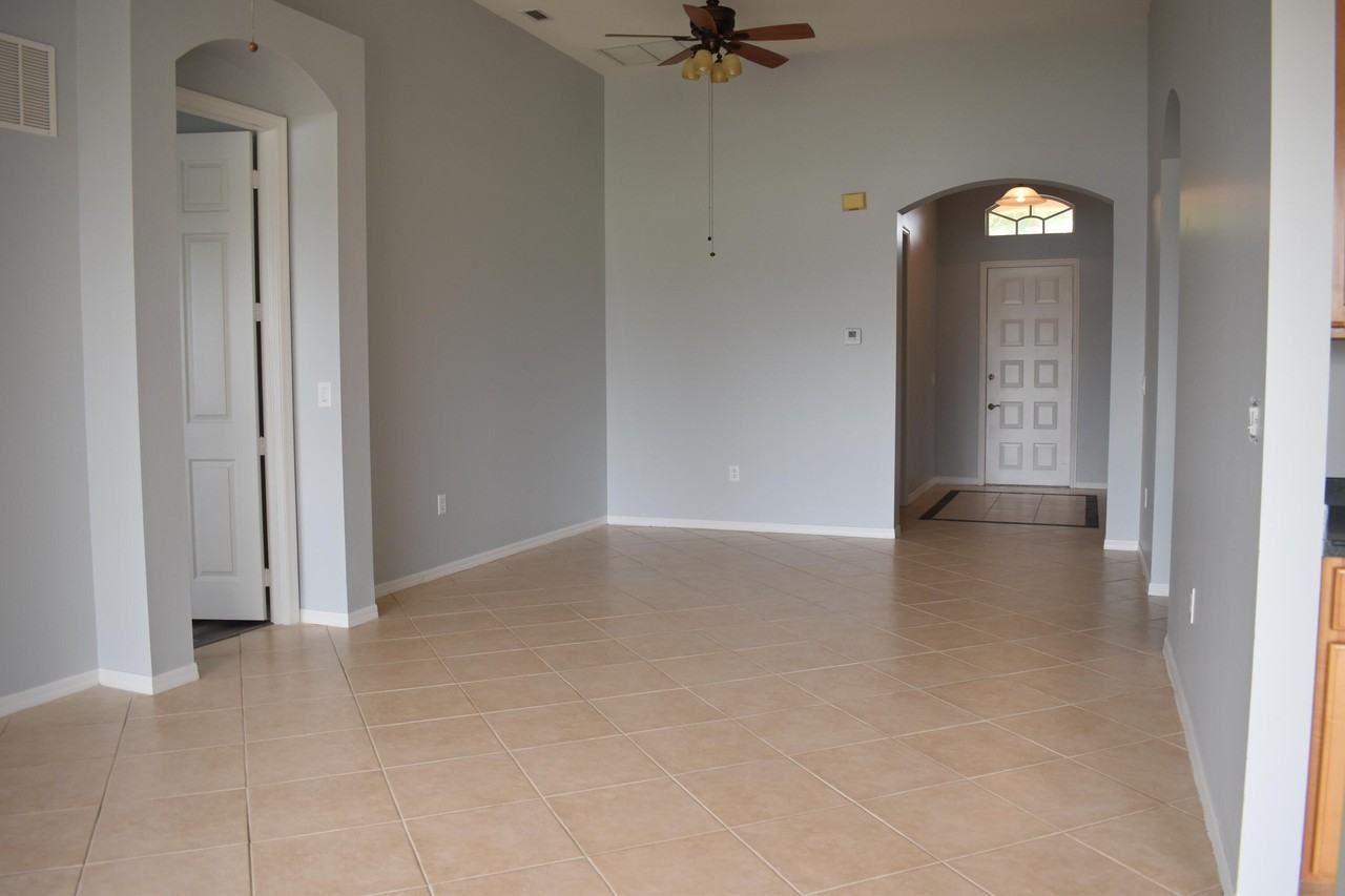 379 Sw Lake Forest Way - Photo 2 of 32