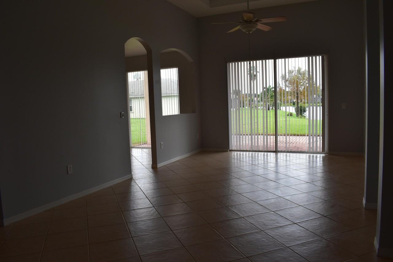 379 Sw Lake Forest Way - Photo 3 of 32