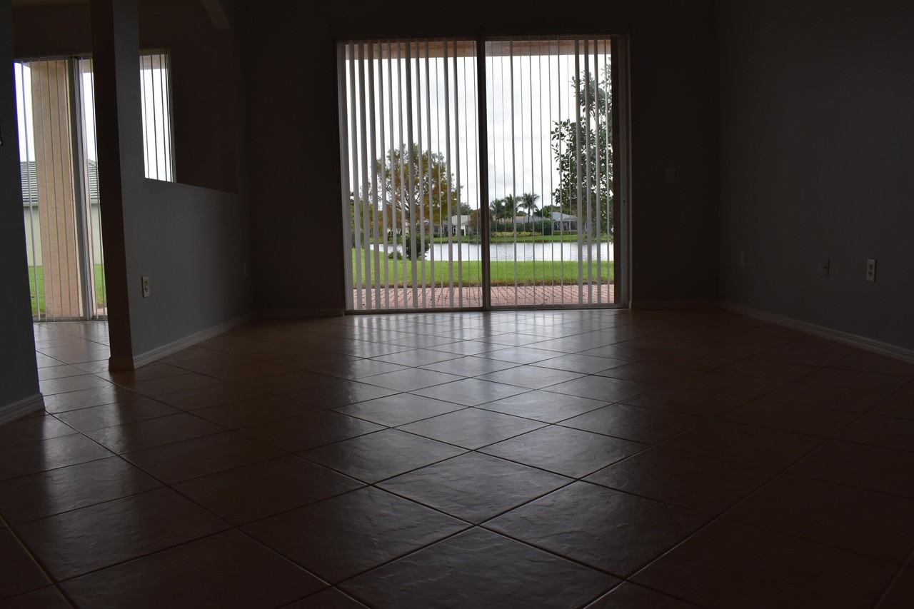 379 Sw Lake Forest Way - Photo 4 of 32