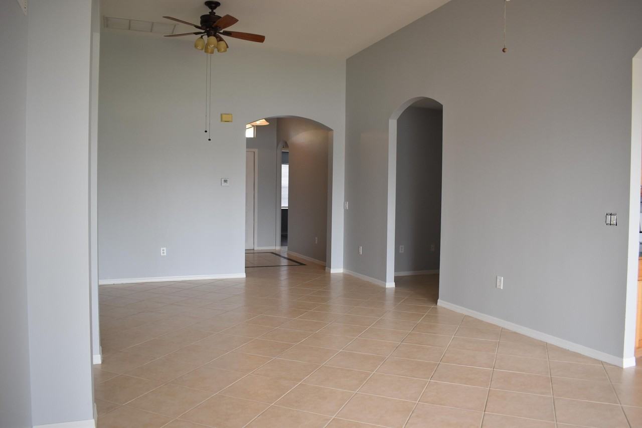 379 Sw Lake Forest Way - Photo 7 of 32