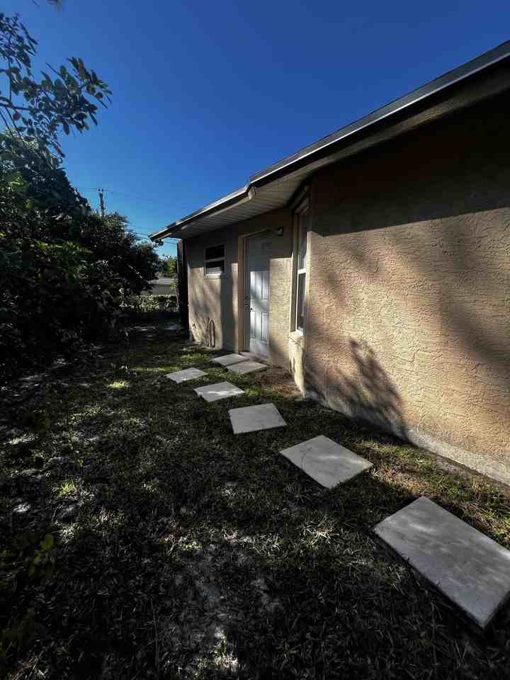 1866 Sw Lennox St - Photo 2 of 12