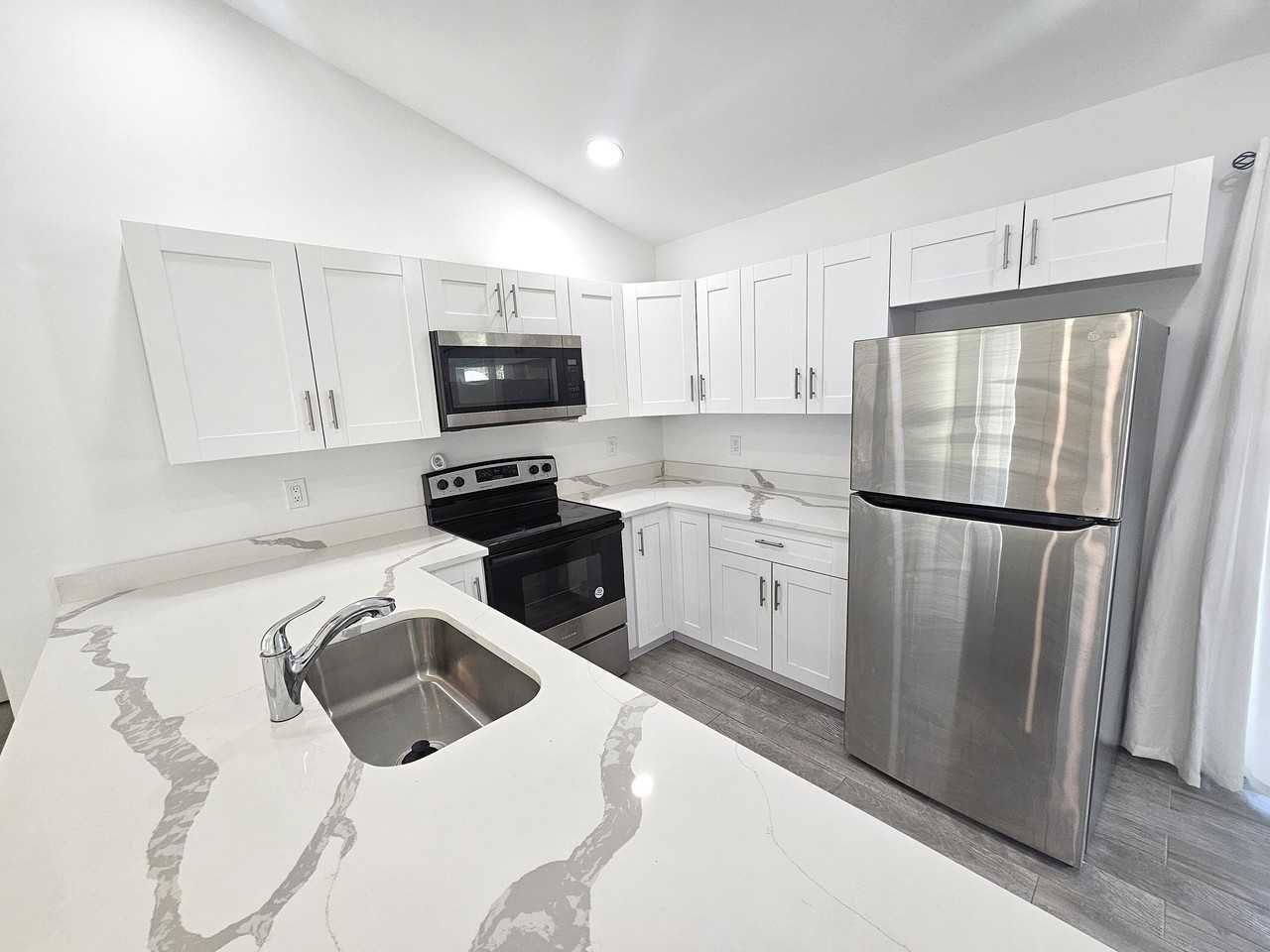 2447 Nw 5th St - Photo 6 of 15