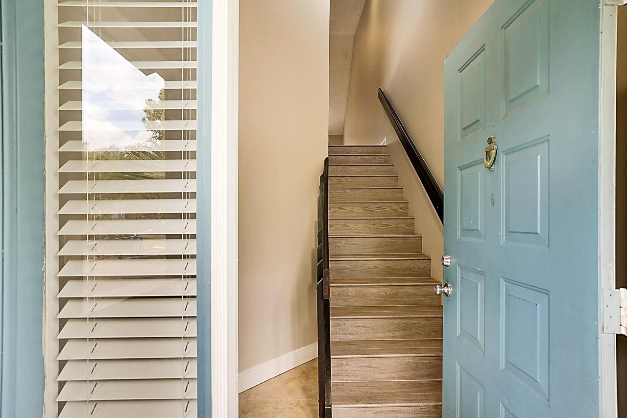 605 Harbour Pointe Way - Photo 4 of 48