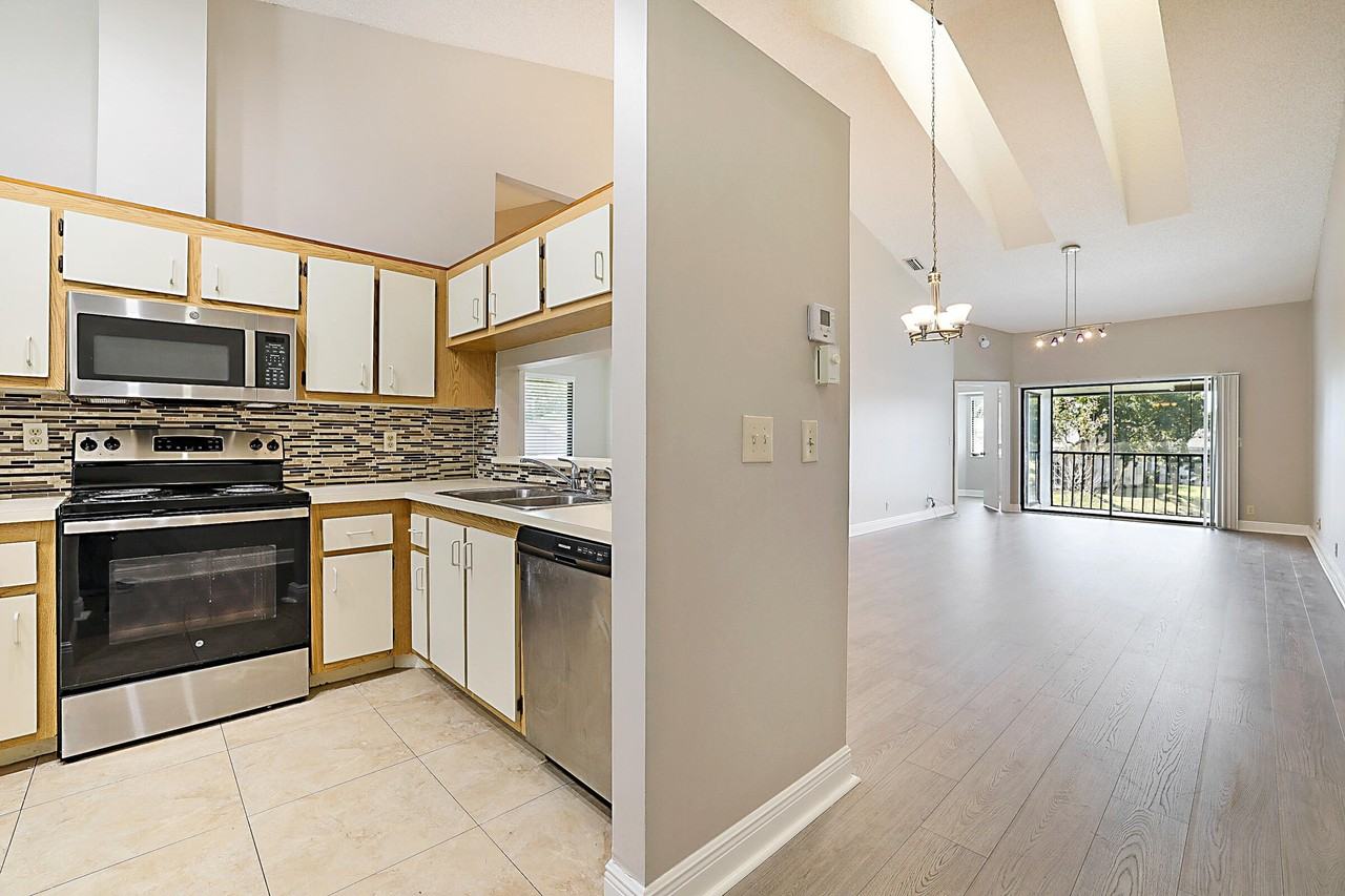 605 Harbour Pointe Way - Photo 5 of 48