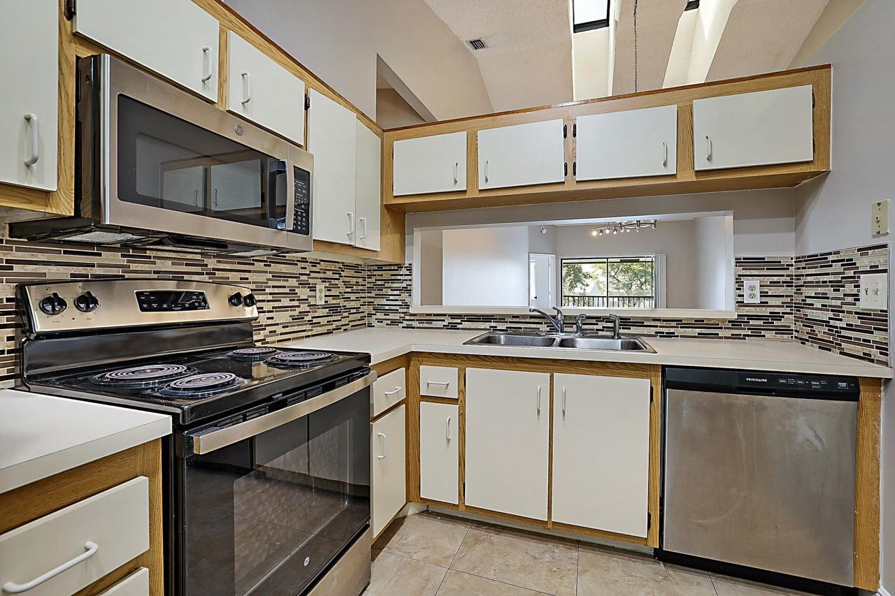 605 Harbour Pointe Way - Photo 7 of 48