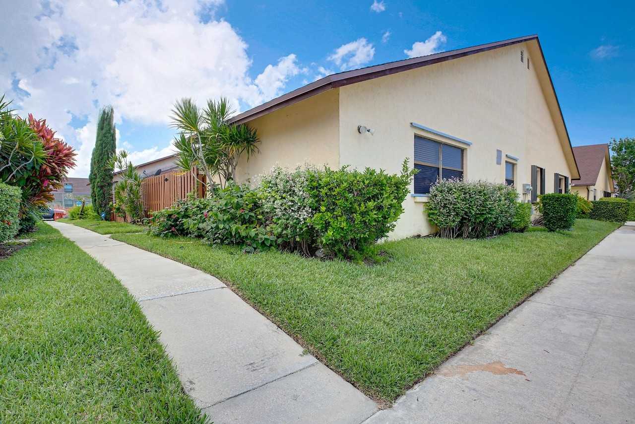 484 Springdale Cir Unit 48d - Photo 2 of 50