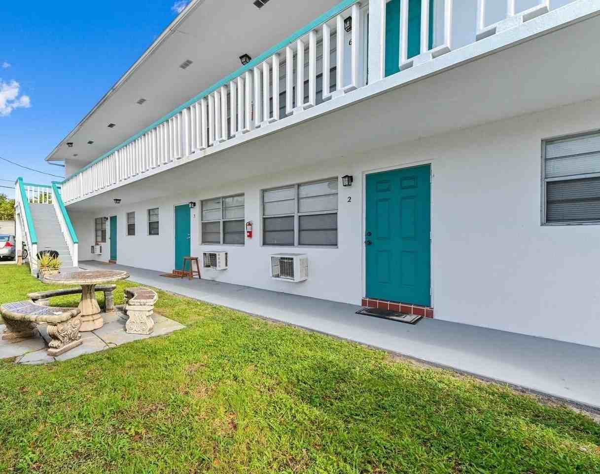 1111 N Federal Hwy Apt 5 - Photo 2 of 6