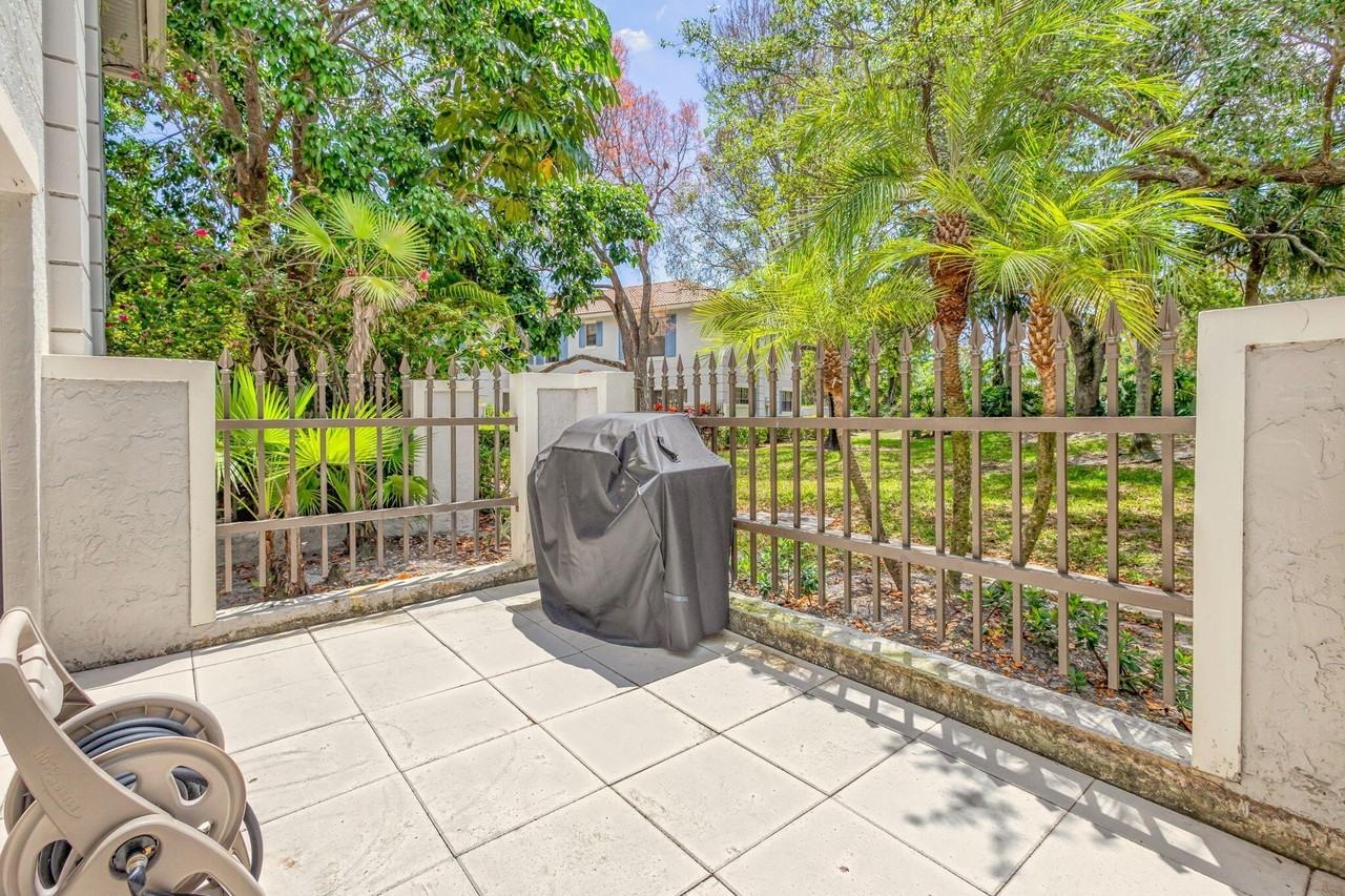 355 Prestwick Cir Apt 4 - Photo 4 of 50